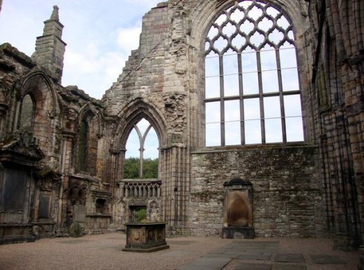 holyrood-abbey-ruins-1406037148-view-1